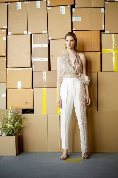 KÄT-i disainer Kätlin Kikkas mängib erinevate tekstuuridega. Narmaste ja tikanditega kaunistatud pluusike on tõeline pidude täht. Glamuuri tasandab range viikidega püksipaar.