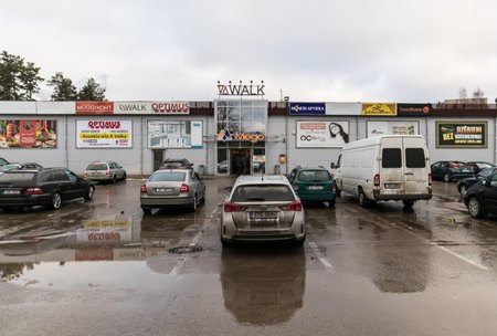 Valka Mego kaubanduskeskuse parkla. Umbes pooled autod kannavad Eesti, pooled Läti numbrimärke.