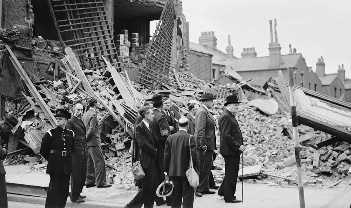 Winston Churchill külastab Londoni East Endi pärast Luftwaffe rünnakut 1940. aasta 8. septembril.