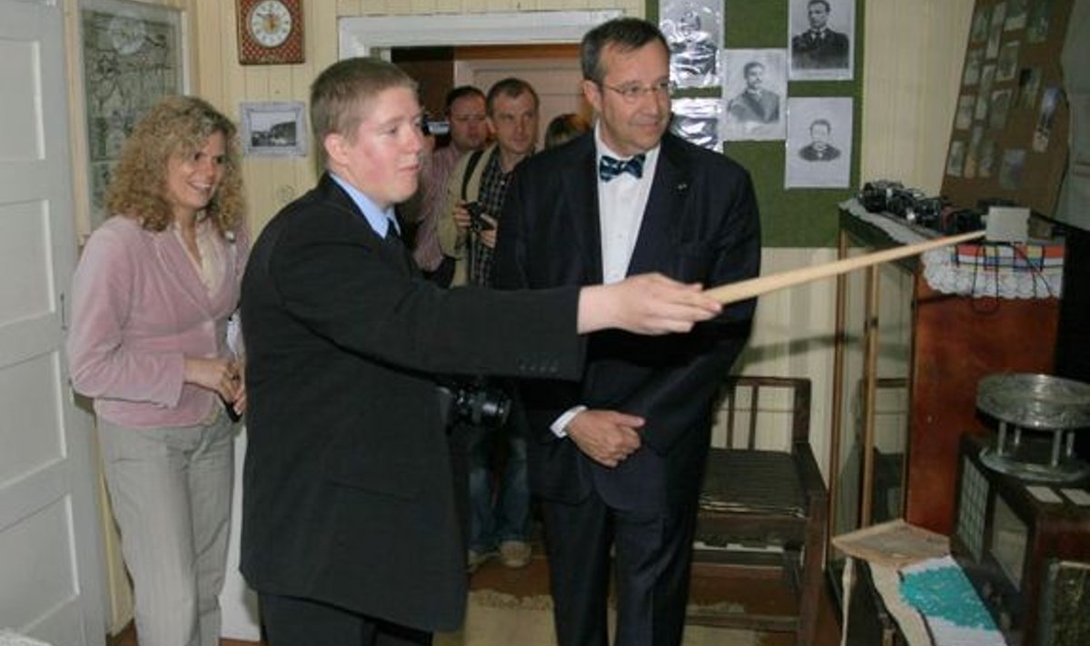 Ründo Mülts tutvustab presidendile väljapanekut.