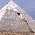 ФОТО и ВИДЕО | В деревне под Санкт-Петербургом появилась уменьшенная копия пирамиды Хеопса