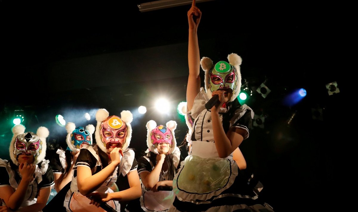 Jaapani bändi "Virtual Currency Girls" esinemine