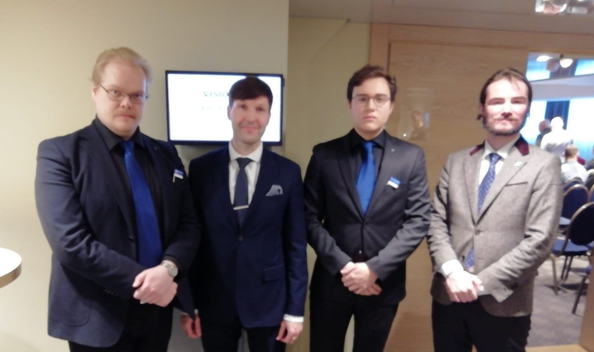 End fašistiks tunnistanud Toni Jalonen (vasakul) koos Martin Helme ja Ruuben Kaalepiga