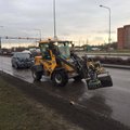 DELFI FOTOD: Lasnamäel sai tänavat puhastanud traktori ja Honda avariis viga laps