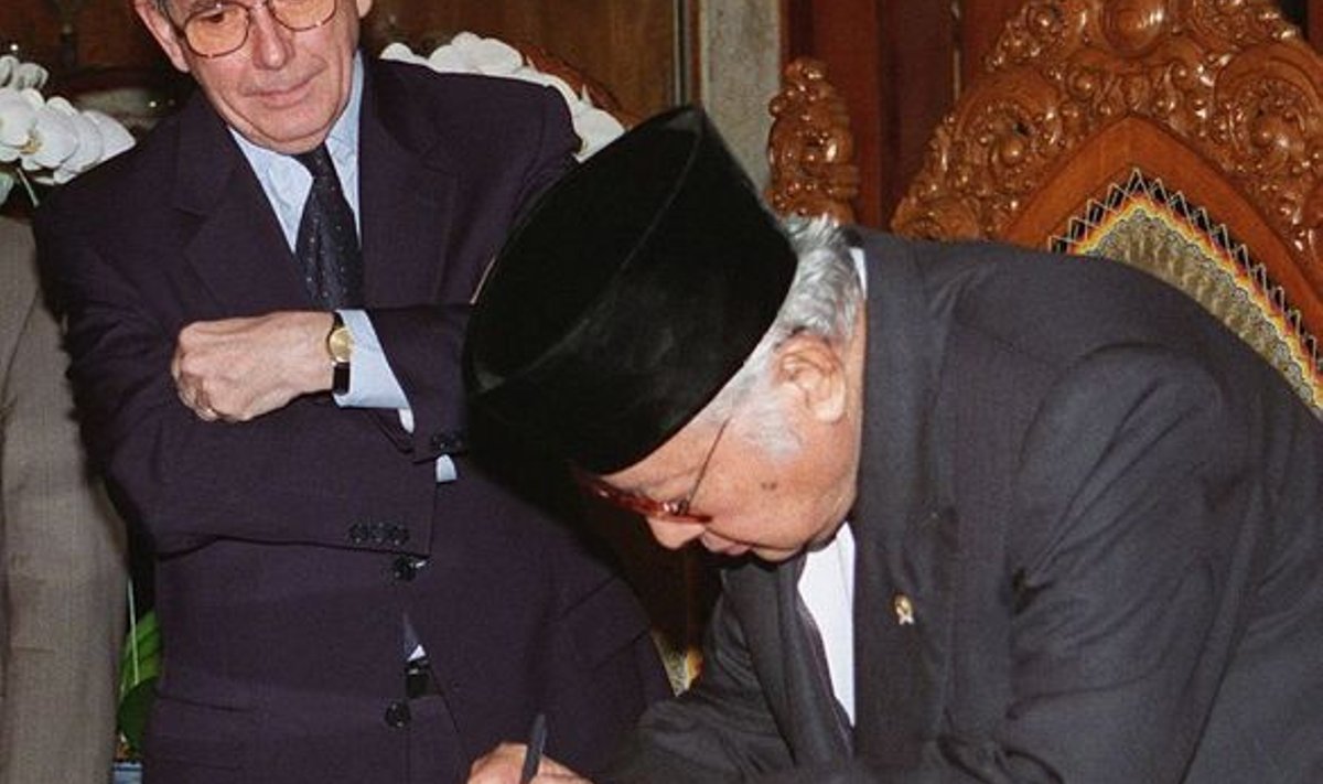 KES ON BOSS? Indoneesia diktaator Suharto sõlmis jaanuaris 1998 orjastava laenulepingu IMFiga, mille allkirjastamist jälgib võidukalt viimase peadirektor Michel Camdessus.