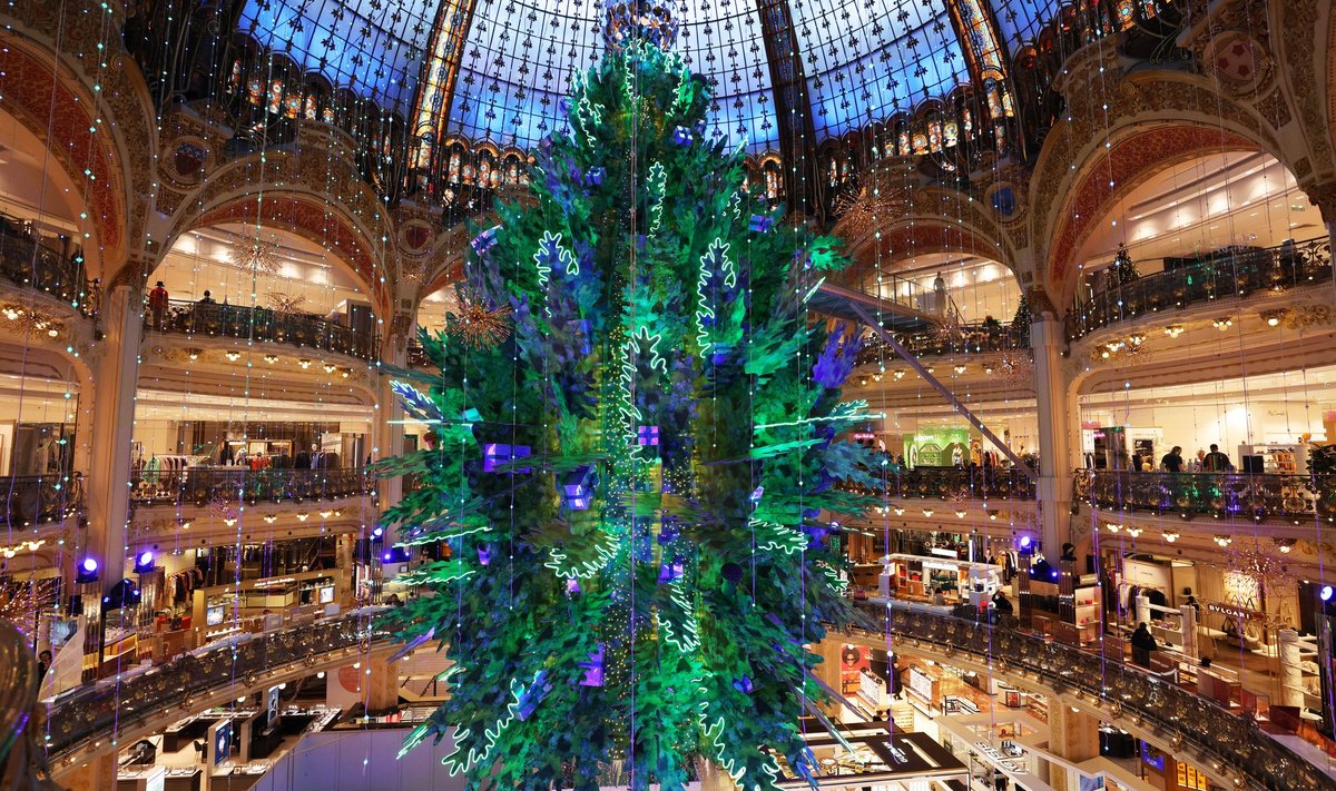 Одной из достопримечательностей рождественского Парижа является ёлка Галерее Лафайет. 