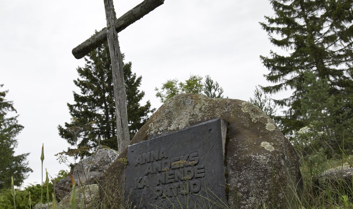 Topeltmõrvar Rein Oruste maeti salaja nimetusse hauda Harju-Madise surnuaia lähedal, mida kutsutakse ka bandiitide kalmistuks.