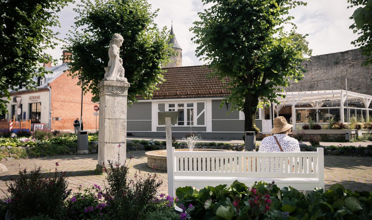 Haapsalu kesklinn. Suuremast linnast tulijale harjumatult vaikne, aga samal ajal omamoodi võluv.