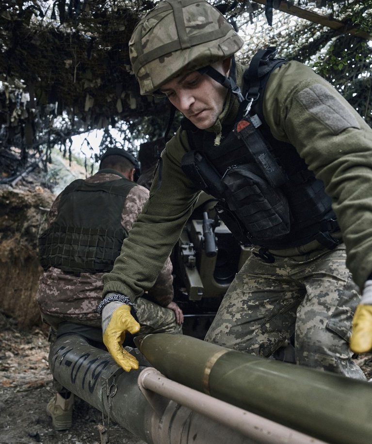 Ukraina sõdurid kahurist tulistamas. Foto tehtud 8. mail 2023 Marjinkas.