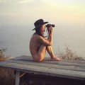 Пейзажи и обнаженное тело: путешественница нашла рецепт популярности в соцсетях