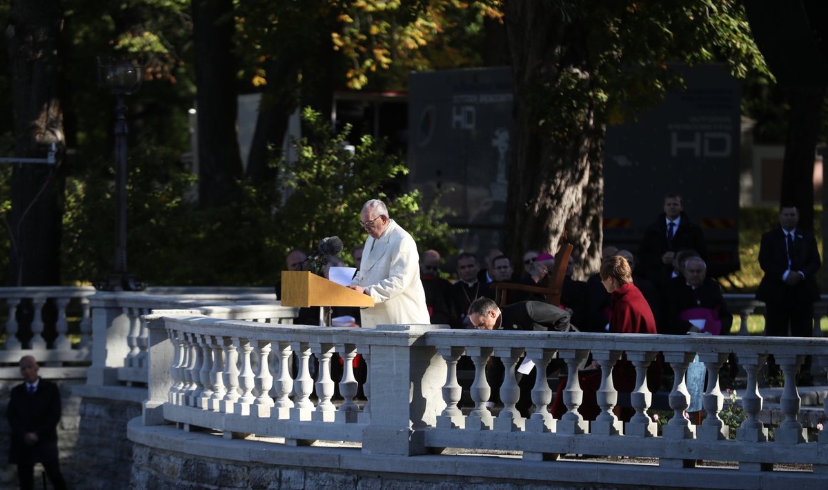 Harjumatult jäisel päikesepaistelisel septembrihommikul presidendi roosiaias kõnelnud paavst Franciscusel viis tuulehoog mütsi peast.