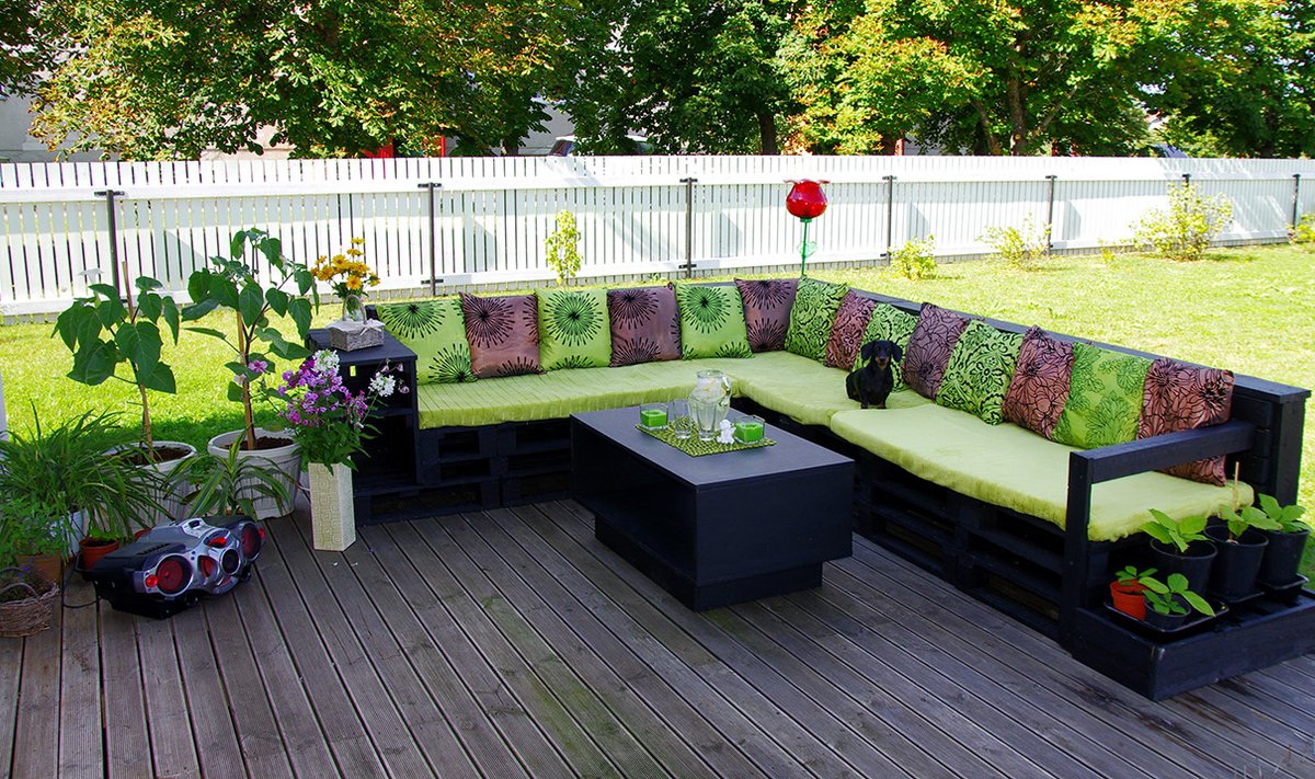 Fotovõistlus "Minu kodu suvel": Riinu värviline terrass lausa kutsub istuma