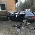 FOTOD: Türil rammis 25-aastane roolijoodik eramaja seina, auto süttis põlema