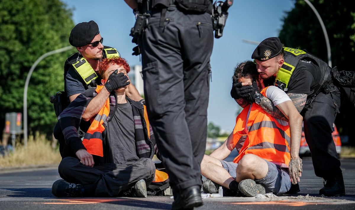 Saksamaa kliimaorganisatsiooni Letzte Generationi aktivistid on tuntust kogunud protestidega, mis hõlmavad liikluse blokeerimist ning enda asfaldi külge kleepimist. 