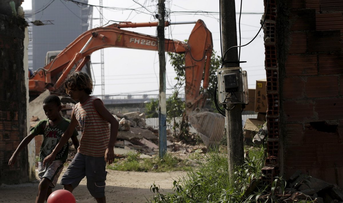 Lapsed Vila Autodromo linnaosas jalgpalli mängimas, taga käib juba ehitustöö.