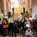 Poolas segasid abordikeelu vastu protestijad kirikutes jumalateenistusi