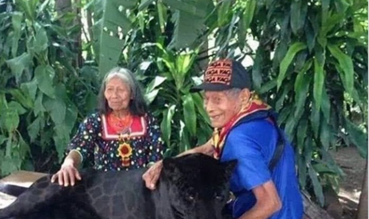 Maiade päritolu vanapaar musta jaaguariga