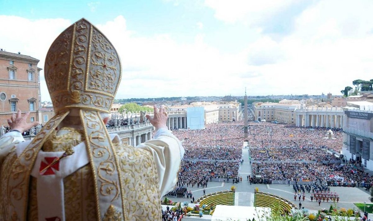Paavst tervitamas palverändureid, keda oli püha isa lihavõttesõnumit kuulama kogunenud taas tuhandeid.