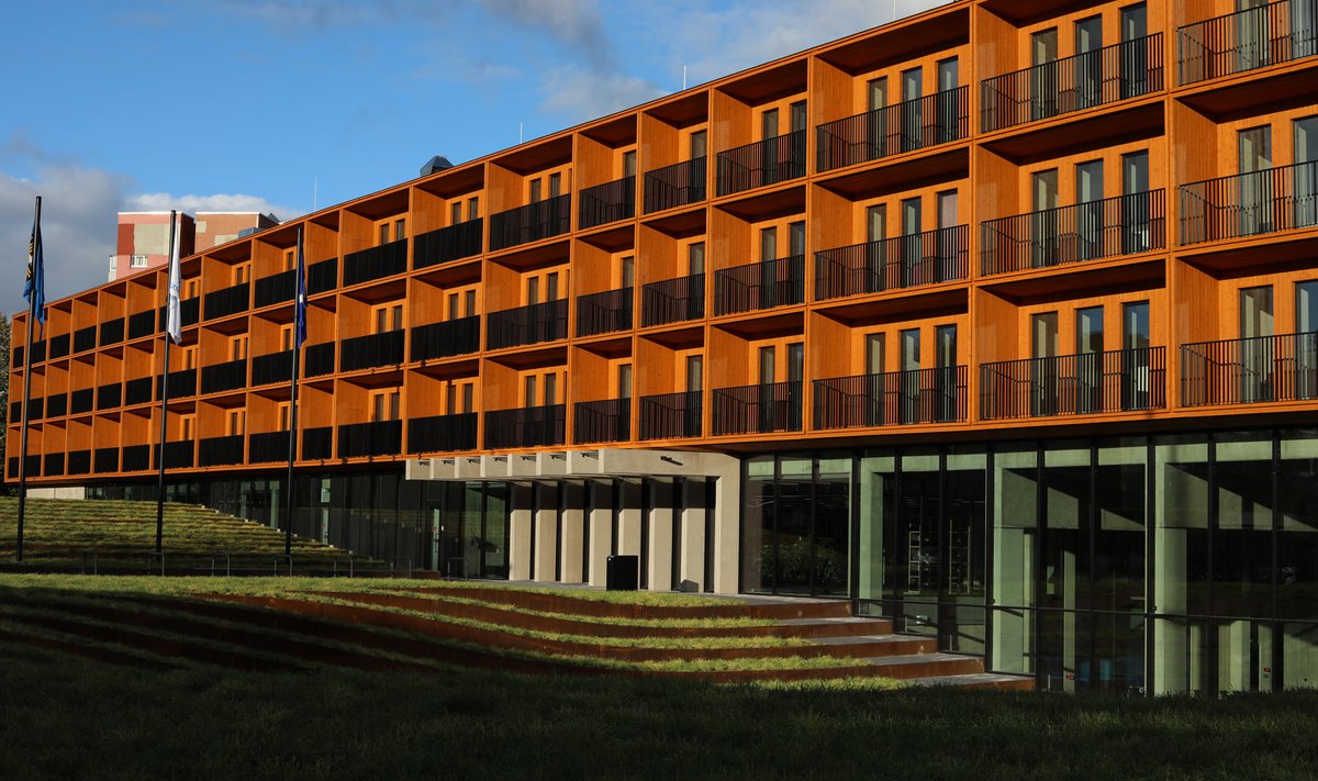 Здание Академии внутренней обороны в Нарве, бассейн расположен на нижнем этаже.