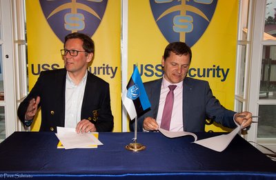 USS Security juhatuse esimees Meelis Krämann ja ESS Kalev Jahtklubi klubiülem Indrek Ilves 2015. hooaja koostöölepingu allkirjastamas 