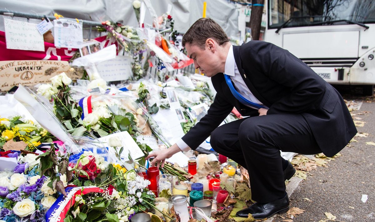 Peaminister Taavi Rõivas viis täna Pariisis lilled Eesti rahva poolt Le Bataclan kontserdimaja juurde Pariisi terrorirünnakute ohvrite mälestuseks.