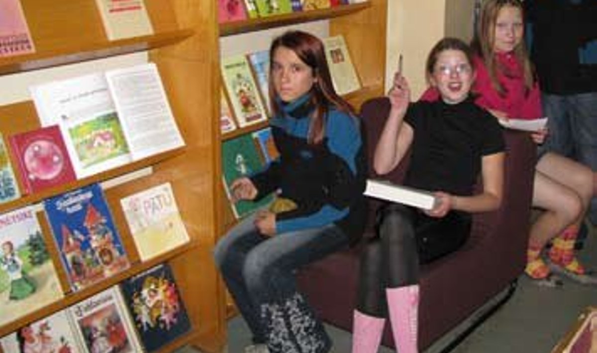 Öölugejad kooli raamatukogus (Foto: Tiina Rosi)