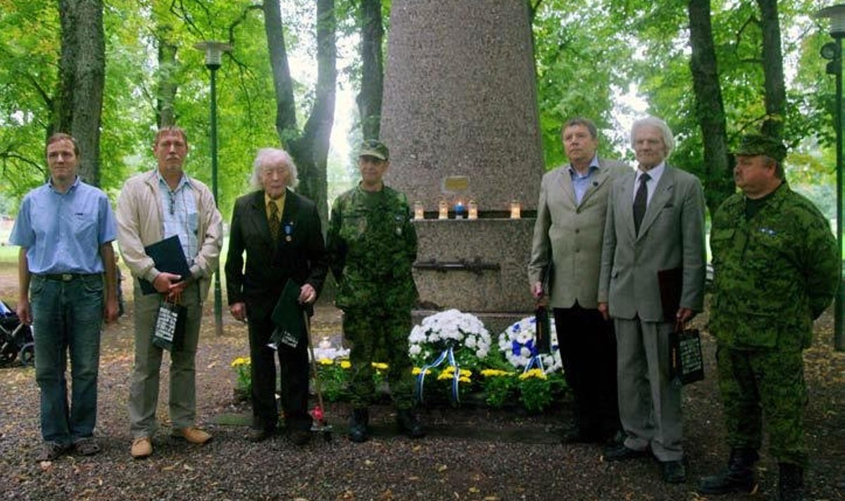 Vabadussõja mälestussamba taastajad (tsiviilis vasakult): Urmas Salo, Aarne Lipping, Jaan Naarits, Peeter Lepik, Osvald Salo