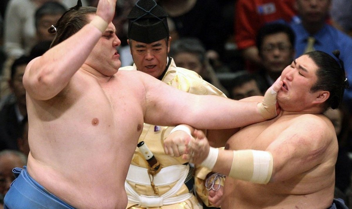 Estonian sumo wrestler Baruto (L) pushes "ozeki" ranked wrestler Kotomitsuki (R) of Japan during their bout on the final day of the 15-day Spring Grand Sumo Tournament in Osaka, western Japan on March 28, 2010. Baruto beat Kotmitsuki to finish second in the tournament with a 14-1 overall record after "yokozuna" or grand champion Hakuho of Mongolia, who won the tournament with a perfect 15-0 record.  With the strong 14-1 record, Baruto wrapped up a successful push for promotion to "ozeki", or champion, the second highest sumo rank, and will become only the second European after ozeki-ranked wrestler Kotooshu of Bulgaria.    AFP PHOTO / JIJI PRESS