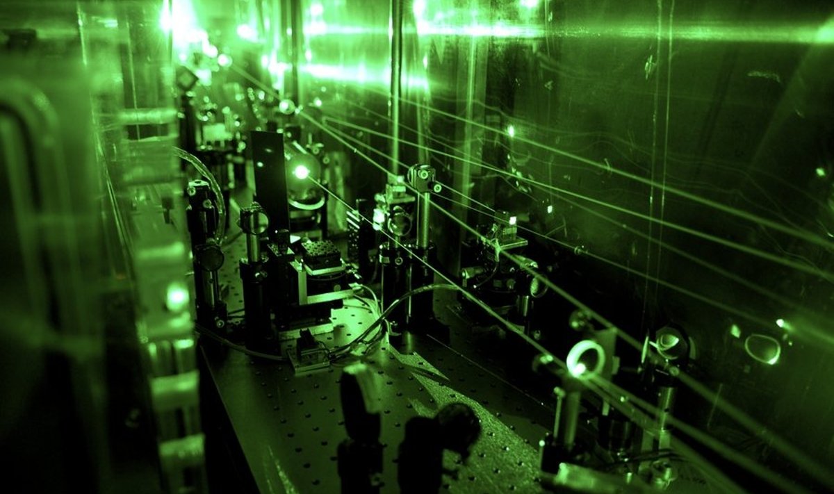 Laserirajatise osa, mis oli vajalik prootoni raadiuse määramiseks. Pildil muundatakse infrapunalaseri impulsid roheliseks, nähtavaks valguseks. Foto: Paul Scherreri instituut/F.Reiser