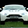 Lendav Aston Martin ja kägaras väikeautod