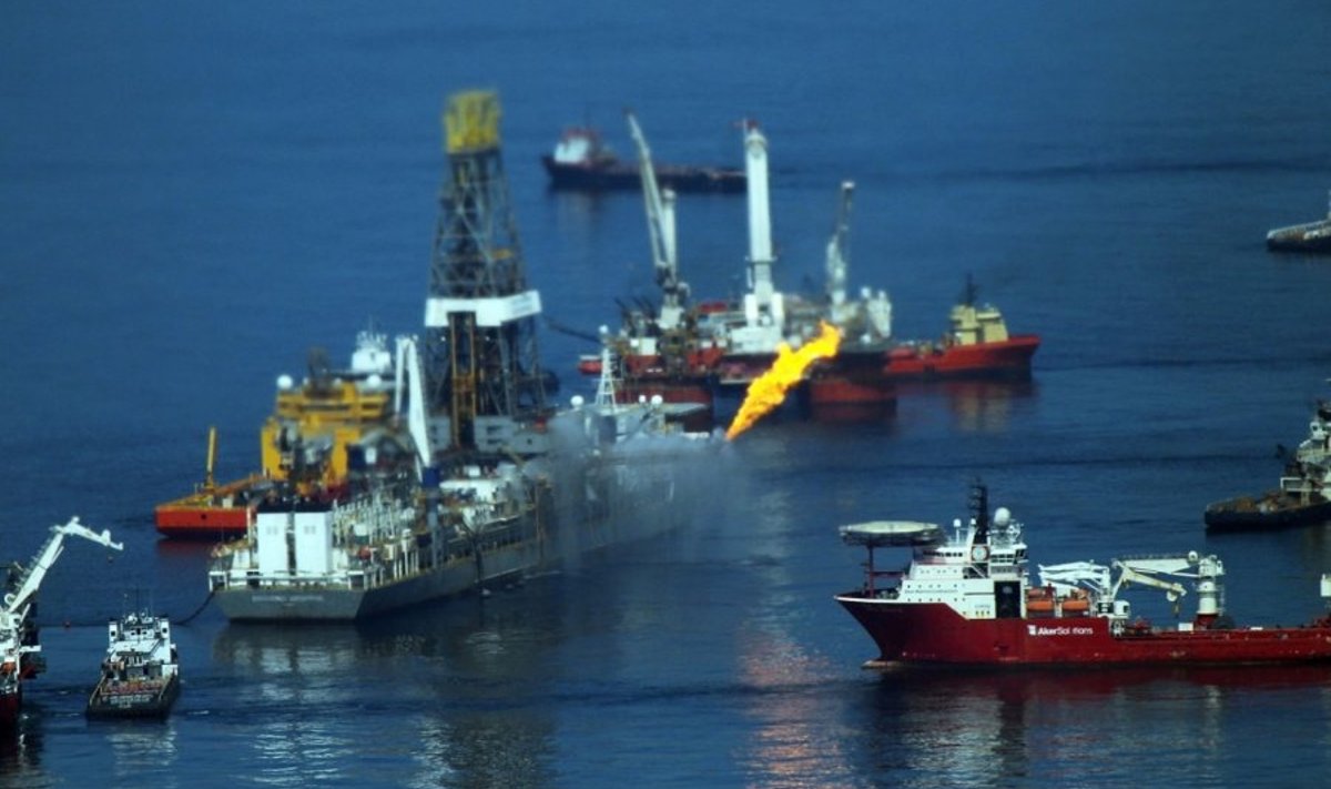 13. juunil Mehhiko lahel BP katastroofi päästetöid teostaval laeval põleb naftatõrvik. Scanpix/Getty Images/AFP