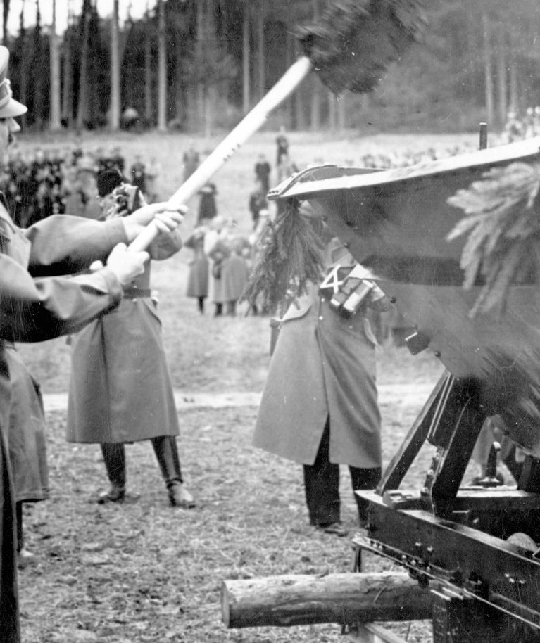 SIIT ALGAB AUTOBAHN! Adolf Hitler aprillis 1938 Salzburgi lähedal, kus alustati Reichsautobahni ehitamisega. Sakslastele teatati, et esimese mätta tõstis labidaga füürer isiklikult.