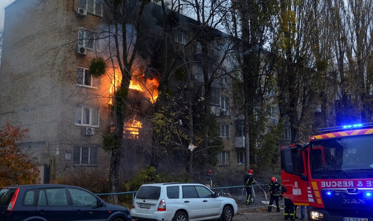 Дом в Киеве, пострадавший от российского ракетного удара