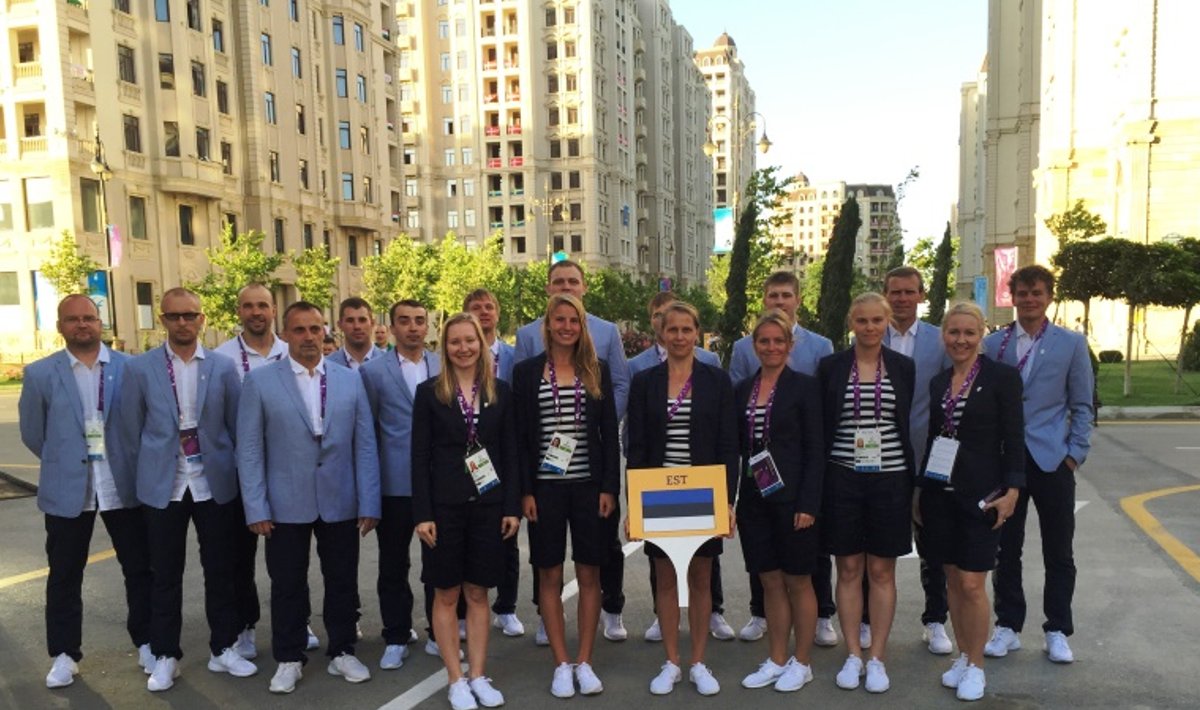 Eesti delegatsioon marsib avatseremoonial Baku Olympic Stadiumile Montoni rõivastes