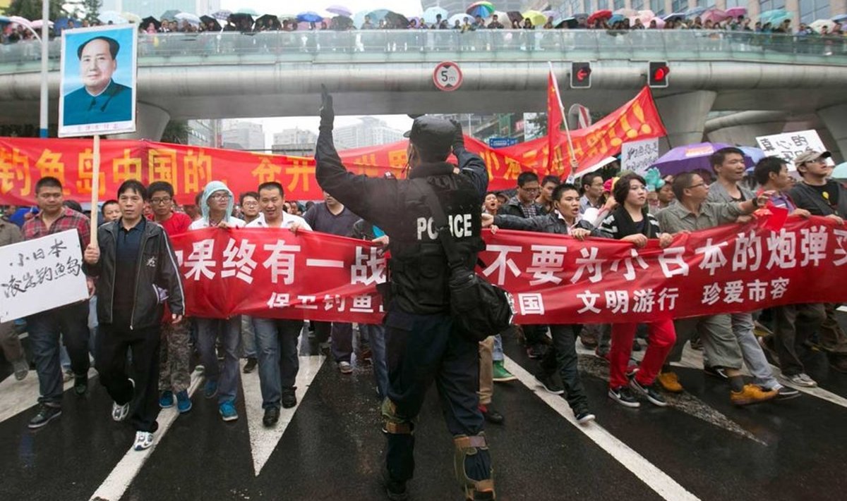 Hiina märulipolitseinik juhatamas Jaapani-vastaste loosungitega protestijai