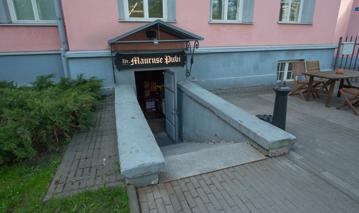 Hr. Mauruse pubi asub Tallinna keskraamatukogu all.