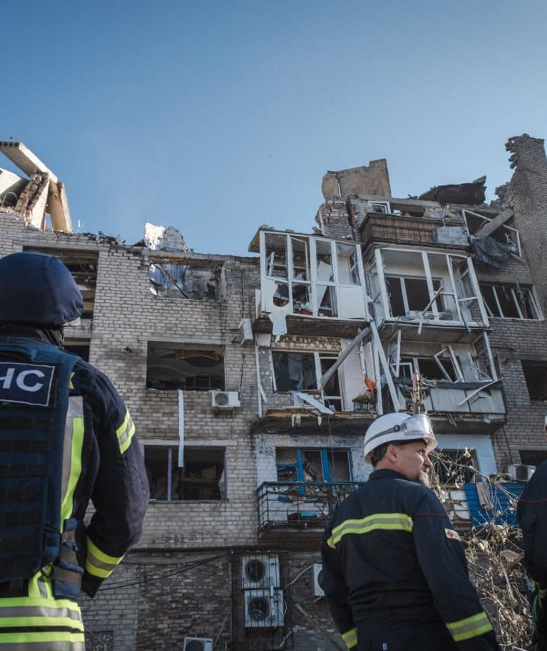 Ukraina päästeteenistuse töötajad Venemaa raketirünnakus kahjustada saanud elamu ja hotelli juures Donetski oblastis Pokrovskis. Foto on tehtud 7. augustil 2023.