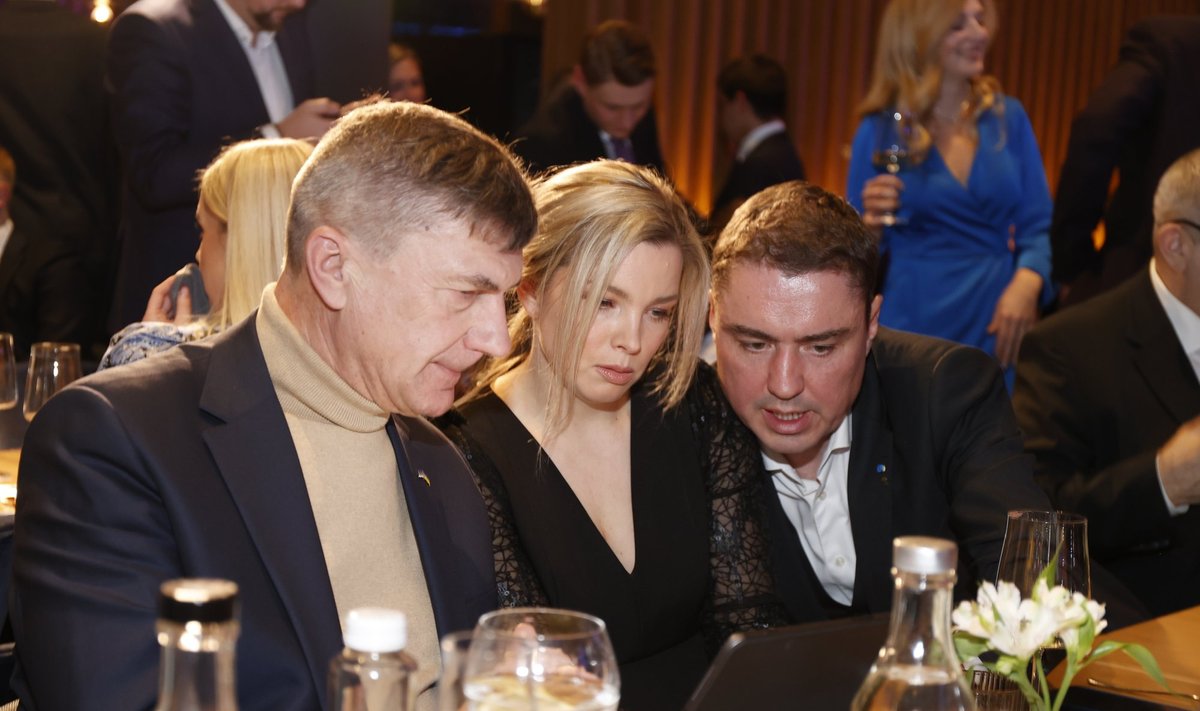 Luisa Rõivas ootamas valimistulemusi koos abikaasa Taavi ning Andrus Ansipiga.