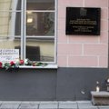 FOTOD: Vene saatkonna juurde Tallinnas on toodud lilled ja küünlad