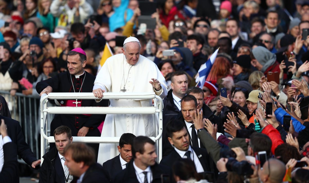 Varaõhtuks valgus Vabaduse väljakule hordides inimesi, kes tulid paavst Franciscuse kristlikku jutlust kuulama.