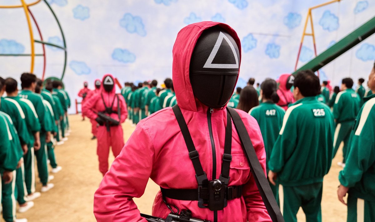 Mängurid kandsid rohelisi dressikomplekte, punastes kostüümides seisavad relvastatud valvurid.