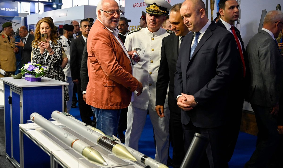 Bulgaaria president Rumen Radev vaatab rakette EMCO relvakaubandusettevõtte omaniku Emilian Gebrevi kõrval.