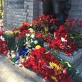 ФОТО: Бронзовый солдат уже утопает в красных гвоздиках