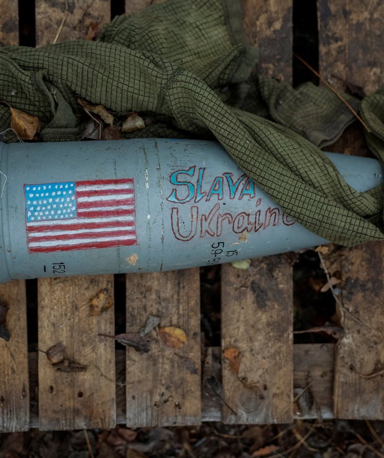 USA lipuga kaunistatud mürsk Donetski oblastis enne väljatulistamist. Pentagoni saadetiste voog hakkab nüüd kokku kuivama. 