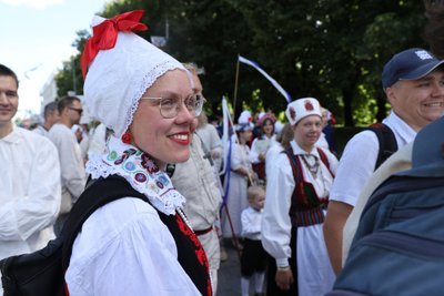 Uhke naisterahva tanu on kaunistatud ka punase lindiga