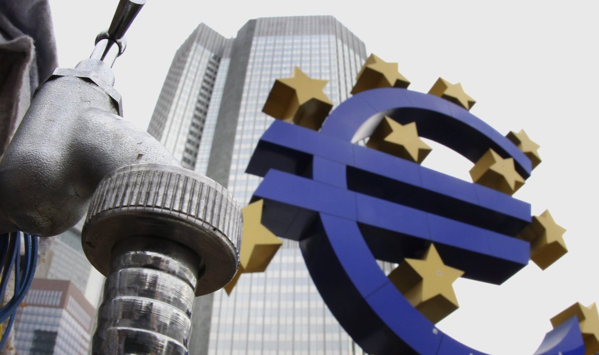 Euro sümbor Euroopa Keskpanga peahoone ees Frankfurdis. 