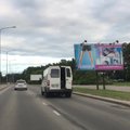 LUGEJA VIDEO | Valge kaubiku juht rikub elementaarseid liikluseeskirju ja sõidab lahtise tagauksega