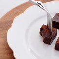 VIDEORETSEPT | Uskumatu, aga tõsi! Neist kolmest kodusest koostisosast saab valmistada tõeliselt maitsva šokolaadikoogi
