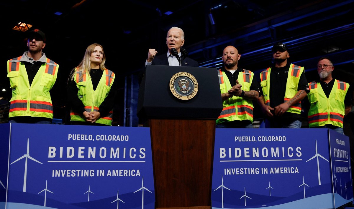 Joe Bideni 2020. aasta valimiskampaanias oli taastuvenergiasse investeerimine kesksel kohal. Praktikas väljendus see kõige suuremalt inflatsiooni alandamise aktis, mille järgi lubati teha aastatel 2022–2031 rohemajanduses hinnanguliselt 391 miljardi dollari ulatuses investeeringuid ja maksusoodustusi.