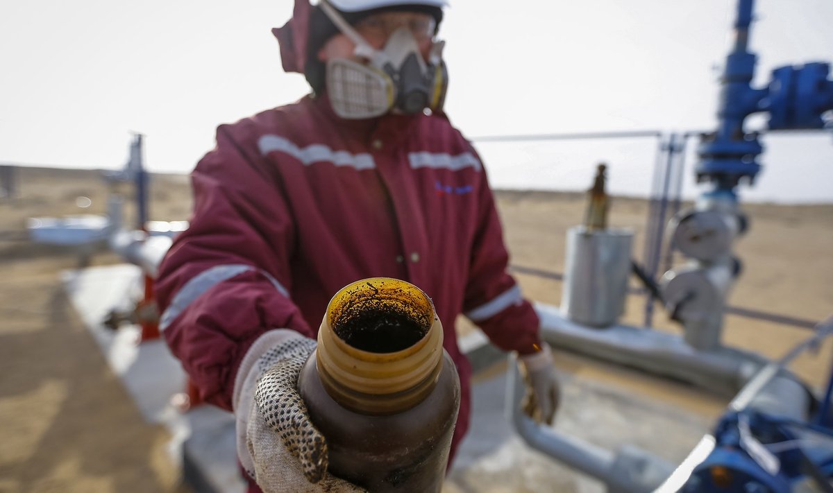 Kasahstani Kõzõlorda naftapuurtorni töötaja näitab potsikut musta kullaga, mis parajasti kuigivõrd hinnas ei ole.